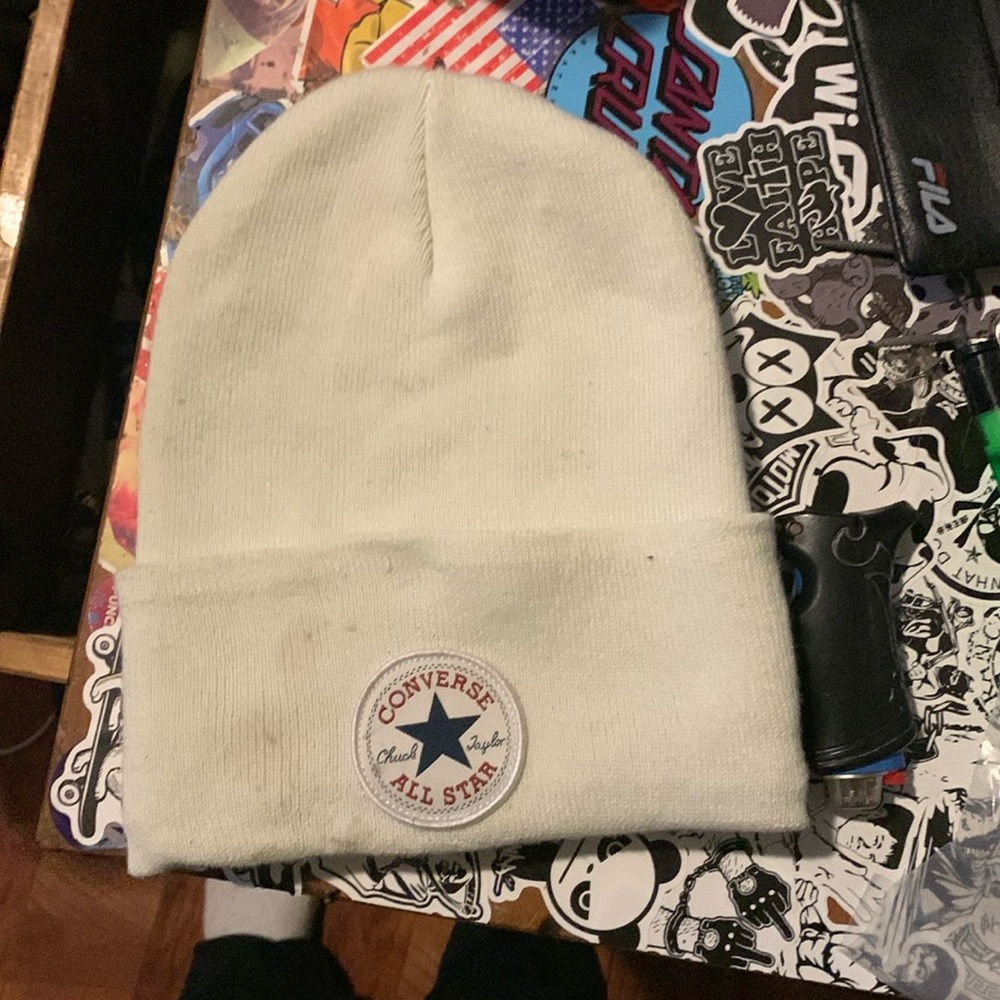 White converse touque